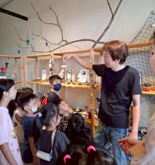 ▪海洋生物皮件創作▪海洋元素皮件商品讓大眾認識海洋、喜愛海洋，瞭解海洋資源的珍貴。ONE+堅持純手工打造，為了給顧客們最好的作品及服務，所有手作設計品的製程包含設計選皮、打版裁料、 染色上蠟、 縫製收邊等，皆由品牌設計師精心製作。ONE+の作品はすべて手作りにこだわり、お客様に最高の作品とサービスを提供する為に、デザインから、革の選択、染色、ワックス付き、縫製までの作業は、全部デザイナー自分で心を込めて完成させて頂きます。