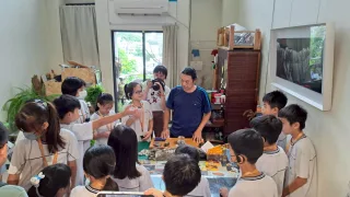 喜歡用台灣的［玉、石］作為創作的根基，透過創作和手作體驗（另有基礎課程）與介紹讓更多人了解台灣玉石的美和生活中沒注意到的事物，也陸續開發［玉、石］多樣的限量文創商品將玉的美融入生活中。