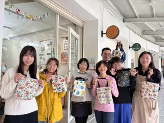 專注於手作母嬰與生活用品，將創意與在地文化融入每件作品，讓產品不只好看好用，更有溫度與故事。每件手作都是一份陪伴，帶來生活中的小確幸。我們同時提供線上課程與工作室教學，讓更多人親手體驗手作的樂趣，把溫暖與美學帶進日常。商品目前在各地百貨也設有實體據點，歡迎親自來感受手作的溫度。