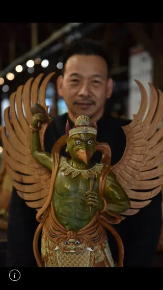 前、牛樟木、漆線～雷神。後為作者～柯錦中藝師