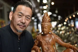 大唐風觀自在觀音～台灣檀木～梢楠木的溫潤質地、法像莊嚴、慈悲自然。作者與之合影。