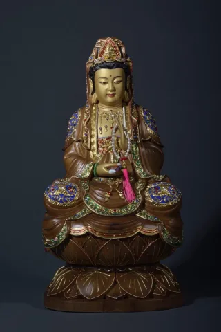 寶像觀音、原木素雅溫暖的原色加上細緻的漆線、宗教高貴的黃金搭配加上微彩的運用！使作品的莊嚴、華麗、高貴、精緻無不令眼睛一亮。