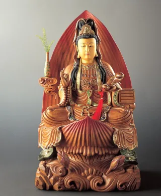 一葉觀音：坐於蓮花瓣渡於狂濤之中！卻穩座安然，只為衆生苦難之救贖和渡化！