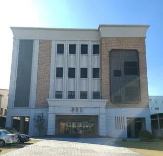 廣源良體驗工廠除了開放透明產現導覽之外，還提供了DIY保養品體驗小教室，調配出專屬你獨一無二的客製化保養品，非常適合全家大小一起同樂！DIY體驗預約連結：https://bit.ly/3DeA1fg