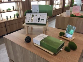 踏入2樓的參觀路線，便是無塵、無菌的生產線！在這任何事情都要講求科學科技化的時代，工廠內所有設備採全自動機械化，作業員只需要在線上監測，非常的方便快速，產能也能夠大幅的提升。生產線的殺菌方式，是採用「巴氏滅菌法」，這種方法能繼夠低溫殺菌，又能確保原料不在高溫處理中變質，通常用於奶製品的殺菌作業模式。 除此之外，就連廠內使用的水質硬度、潔淨度都隨時受到線上監測，一旦不符合標準，馬上就會停止供水，這麼嚴格的標準幾乎是藥廠規格了，是不是非常的「頂真」！難怪廣源良的產品能夠風靡這麼久，一直深受著大家的喜愛！ 參觀完透明的生產線後，親眼看到產品的製造過程，用起來也更加的安心了呢～