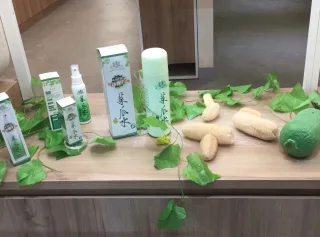 說到廣源良最重要的明星產品－絲瓜水，含有醣類、維生素B1、維生素C以及礦物質。成分如此的豐富營養，難怪絲瓜水還有「美人水」這個稱號呢。