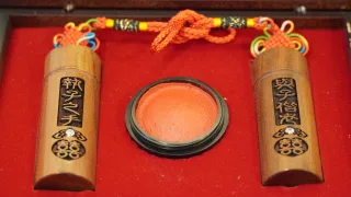 印章是生活不可或缺的物品，多元化的材質與造型琳瑯滿目燦爛奪目，但字體都是電腦字形版本，重要的章就容易被仿冒盜用，吳老師開發親自撰寫再雕刻，可說獨一無二，自用送人的最佳選擇。來鹿港玩遊走過路過不要錯過來參訪吳肇勳書法館，與吳老師對話交流能讓您收穫滿滿。