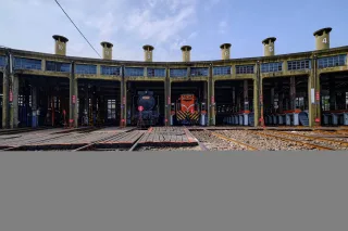 扇形車庫│富有歷史及工業感的扇形車庫建於日治時期，為台灣鐵道文化保存完善的珍寶。目前能見到蒸汽火車、柴油火車及電力火車進入車庫保養檢查，也因此俗稱為「火車頭旅館」