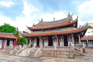 彰化孔子廟│清朝雍正四年時建造，殿內現存數座清代帝王墨寶，其中雍正、乾隆所賜之巨匾最具歷史價值。每年9月都會於此舉辦祭孔大典，表達對孔子的敬意。