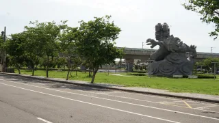 員林環市自行車道沿著員林大道一段至七段，行經員林台糖鐵路步道、員林園生態公園，還能探索員林道地美食：樸實無華拉仔麵和米苔目、特色小吃爆皮麵、料多實在圓仔冰、金黃酥脆炸粿…等小吃，途中可至警察故事館、興賢書院等景點看看，快來趟吃玩包辦輕旅行。