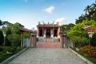 興賢書院│員林地區最早設立的教育機構，現今殿內仍可看到學子溫書閱讀。書院主祀文昌帝君，有圓拱的勤學門，期勉學子們勤學好讀。此外，敬聖亭是前人敬惜字紙的遺跡，亦是重要文物之一。