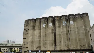 鐵路穀倉│建築形式為鉅形混凝土造10座7層樓高的穀倉建物，是員林市的地標之一！見證了台灣在60、70年代的經濟起飛，是進出口貿易的代表性建築物。站在高聳的穀倉前，便能感受到它的壯觀，也可等待高架火車在其身後呼嘯而過。