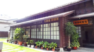 警察故事館│原為日治時期的警察官員宿舍，木材搭建的外觀、斜屋頂樣貌，是日式建築的特色。裡面展示著從日治時期到現今的警察各式文物，有昭和時期警佩刀(武士刀)、各年代警察衣物、歷任局長照片、老舊相機...等史物豐富。