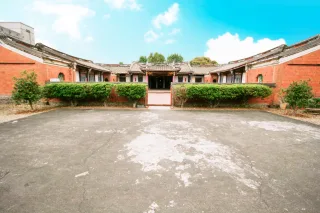 餘三館 │餘三館之意為蔭澤世代子孫「多福、多壽、多子孫」而取其名。清代光緒年間陳氏家族古厝，當時家族逐漸龐大，合力擴建舊宅。建築體將閩南及粵東的建築特色混合其中，而館內彩繪的顏料均來自中國礦物性原料，畫工題材特殊少見，是台灣具代表性的古宅之一。