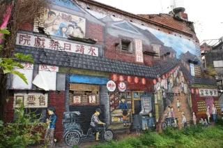 永靖故事牆│2015年在地彩繪師蔣鴻銘在永安街廢棄的牆面作畫，懷念著永靖過去的繁華，巷弄、街訪的溫暖，將記憶的樣貌繪製在牆面，重現當年景象，讓遊客感受舊時街道風情。