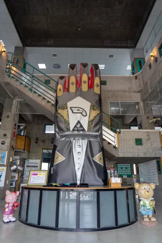 台灣手套博物館│館內6公尺高的巨型針車手套成為目光焦點，館中有時光走廊，展示手套盛產時期的文物及設備、另有縫製知識站、導覽牆、戲沙及親子遊樂區、DIY手套教室等，還有2,000多種手套供遊客認識與選購。