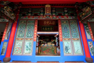 社頭清水岩│中部三巖二寺之一。殿內以大量藍色裝飾，不同於一般寺廟使用紅色為主，十分特殊。寺中有座百年湧泉，風景明媚，因而也有「清水春光」的美名。