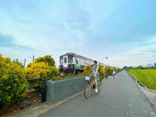 三鐵跑水自行車道││盡頭-台灣獼猴生態教育館(23.8121, 120.6709)三鐵指的是「高鐵」、「台鐵」、「鐵馬」，田中鎮與二水鄉相連的追風路線，可與火車相鄰同騎乘，是許多自行車友喜愛的熱門景點。