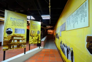 八卦山在1895年的抗日史中，扮演重要的角色，彰化縣政府希望民眾能了解這段歷史，興建抗日保台史蹟館，以紀念這一段可歌可泣的歷史，也可以增加彰化縣觀光資源，地點則是運用「八卦山地下防空坑道」加以改建。