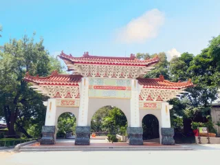 位於八卦山上的乙未保台和平紀念公園，原為「八卦山抗日烈士紀念碑公園」，經過重新規劃整修後，民國97年2月正式更名為「乙未保台和平紀念公園」。整修後的公園清新優美，有造型現代化的坡道及寬敞的木棧平台，在這裡可以遠眺大肚溪畔，遙想當年抗日戰役時義勇軍的意氣風發、視死如歸的壯闊情懷。如今煙硝味不再，取代的是綠樹如蔭、鳥叫蟲鳴，是許多鄉親休閒運動的好所在。公園內有兩座清朝的古砲，砲口指向大肚溪，是當時相當重要的戰略設施，乙未八卦山戰役碑誌記述一段可歌可泣的保台戰役。