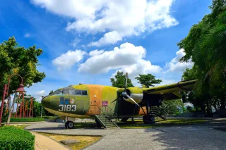C-119運輸機又名「空中車廂式運輸機」，係美國費查Fairchild航空公司製造耐航達13小時。民國47年10月28日美國借我空軍16架，民國48年7月8日正式接收，取代C-46。