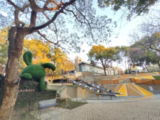 自然生態園區位在環著卦山路的山坡谷地，不是一目顯見，過去一直是隱藏版景點，有多條出入口，主要入園通道位在八卦山大佛風景區遊客中心旁，順著緩坡而下，乍見蹦出的大綠兎寶寶，俏皮地要爬上牆頭向遊客們打招呼，歡迎來到親子探索區。