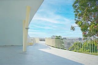以雲朵與老鷹為靈感，打造Tiffany藍夢幻空間園區以「雲朵」與八卦山常見的「灰面鵟鷹」為設計靈感，運用柔和流線造型與清新的Tiffany藍色調，營造出彷彿漫步雲端的輕盈氛圍，成為八卦山最新的打卡地標。