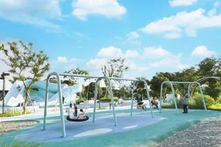 漫遊八卦山周邊，串聯精彩無限八卦山天空遊戲場坐落於彰化市八卦山風景區內，鄰近八卦山大佛、天空步道、生態綠地等景點，一次串聯自然景觀、文化地標與休閒遊憩，打造完整且豐富的旅遊動線