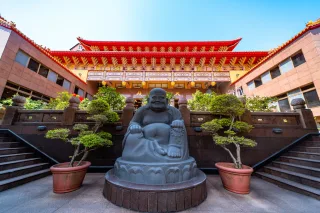 佛光山極樂寺大殿前庭