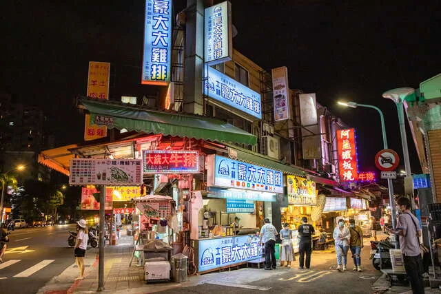 夜市內各種特色美食招牌