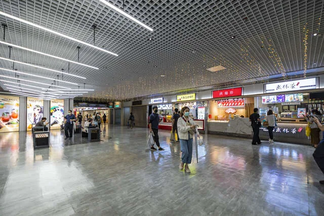 不同的燈飾、燈光讓地下街更顯得明亮(圖片來源：臺北市政府觀光傳播局)