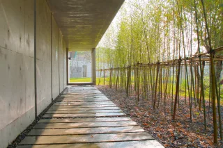 03_庭園照_門口長廊