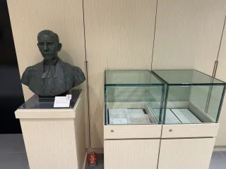 歷史檔案館內部展示區-展示巴克禮銅像、相關文件