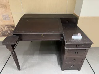 歷史檔案館內部展示區-展示馬雅各使用過的書桌