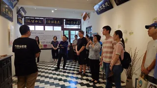 來賓在導覽下參觀藝術季展覽
