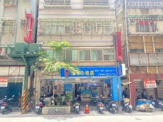 華新街上招牌通常由中緬文所組成